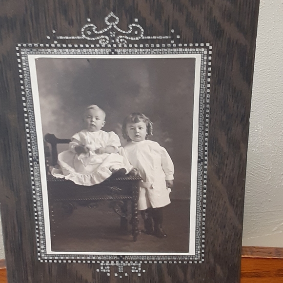 Vintage studio setting photograph - Picture 2 of 8